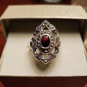 925 Sterling Silver & Garnet Ring💍